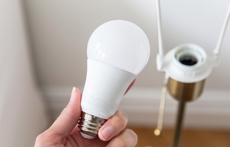 Type of light bulb is closest to natural light